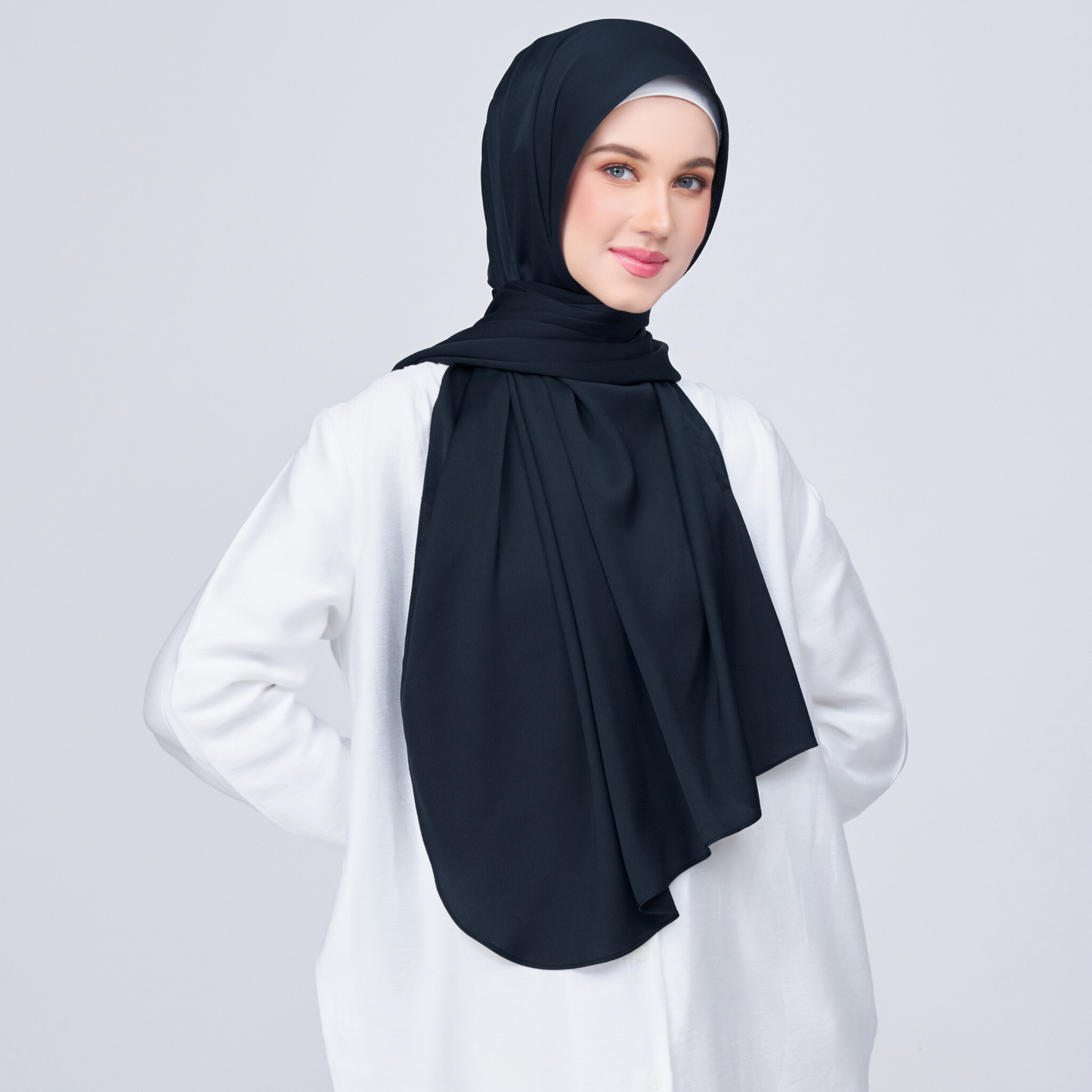 Instant Tag n' Go Shawl | Satin Bulle in Pitch Black