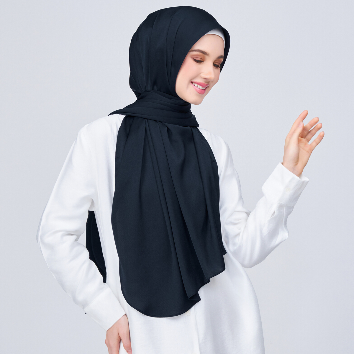 Instant Tag n' Go Shawl | Satin Bulle in Pitch Black