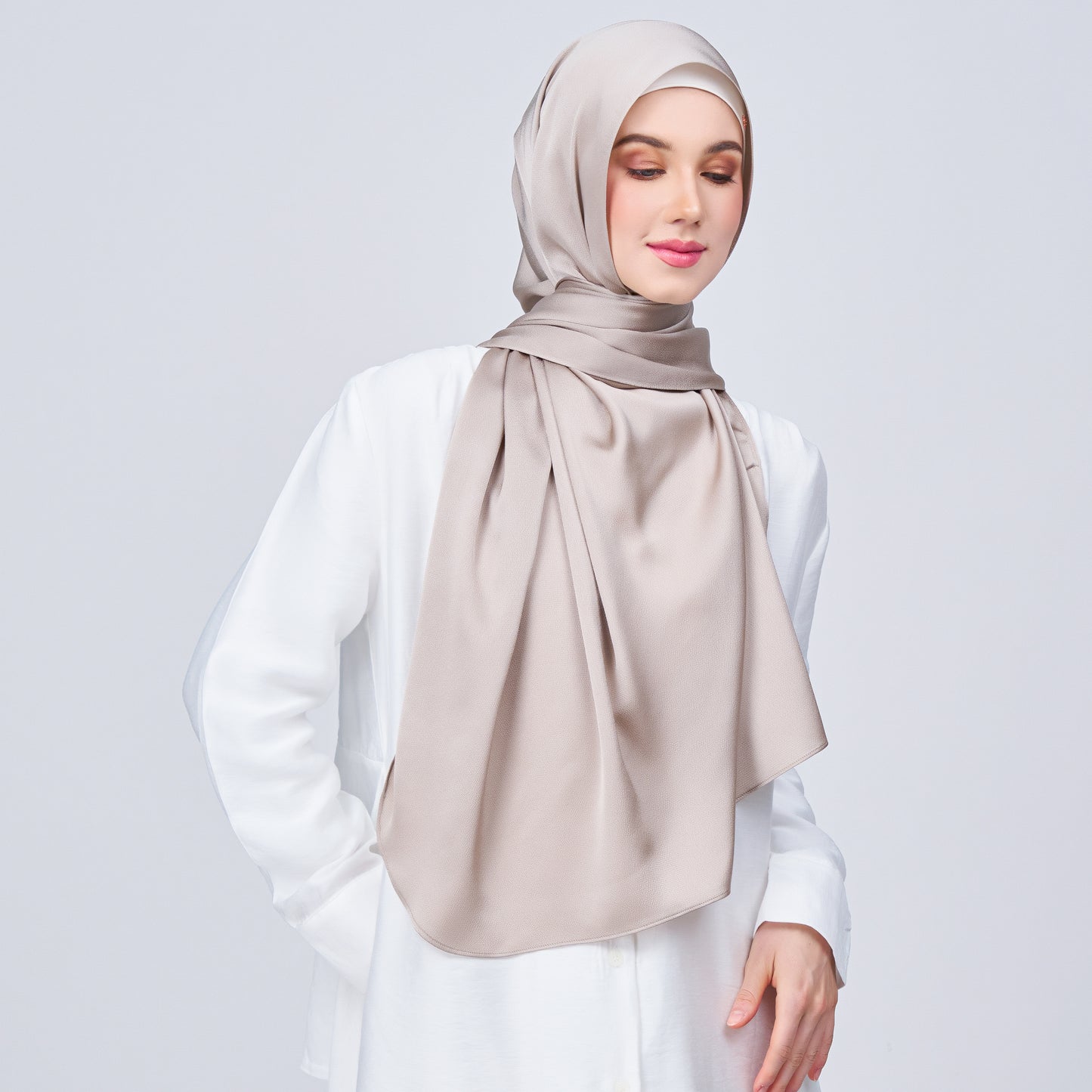 Instant Tag n' Go Shawl | Satin Bulle in Elegant Taupe