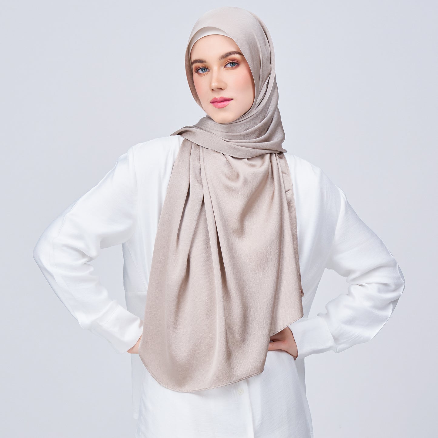 Instant Tag n' Go Shawl | Satin Bulle in Elegant Taupe