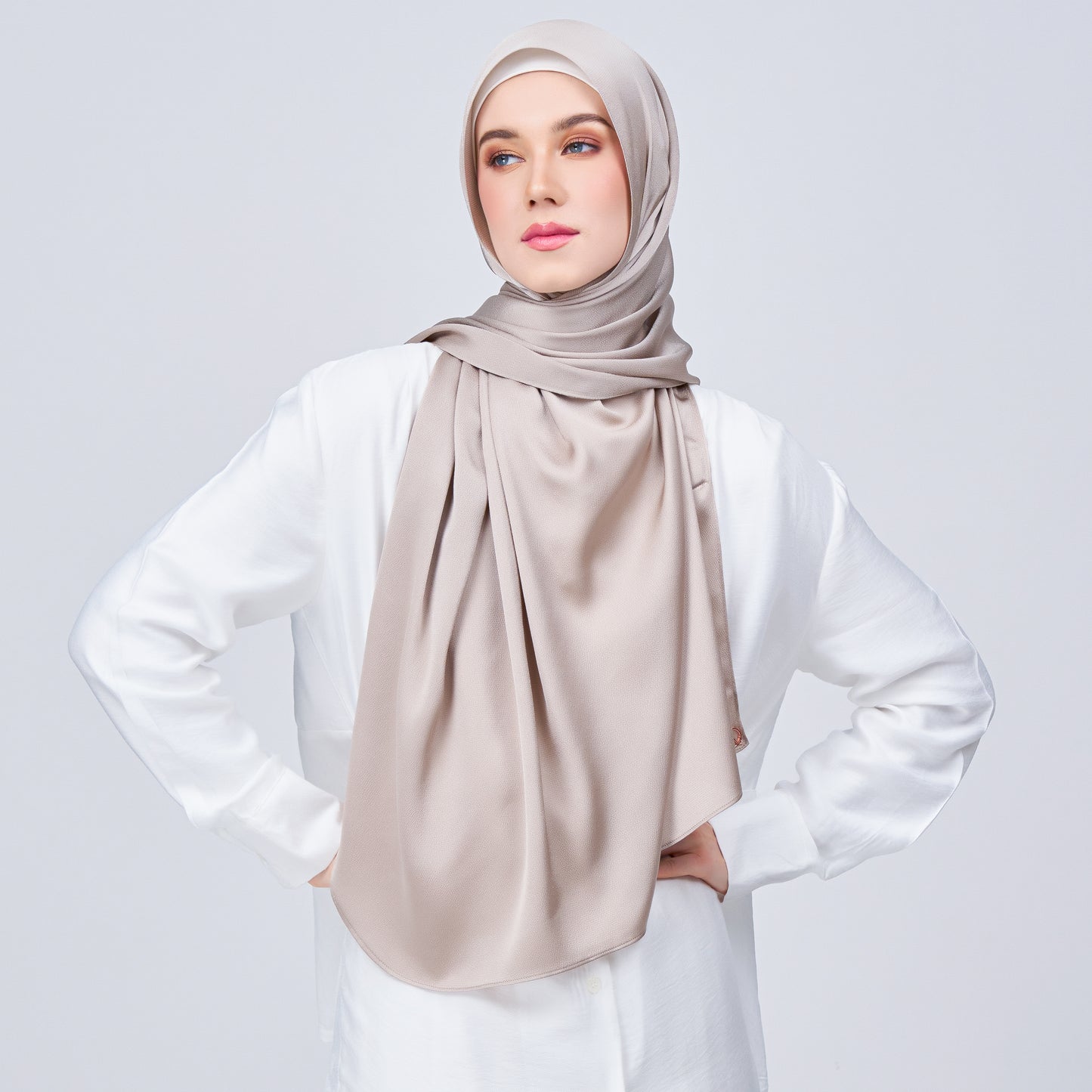 Instant Tag n' Go Shawl | Satin Bulle in Elegant Taupe