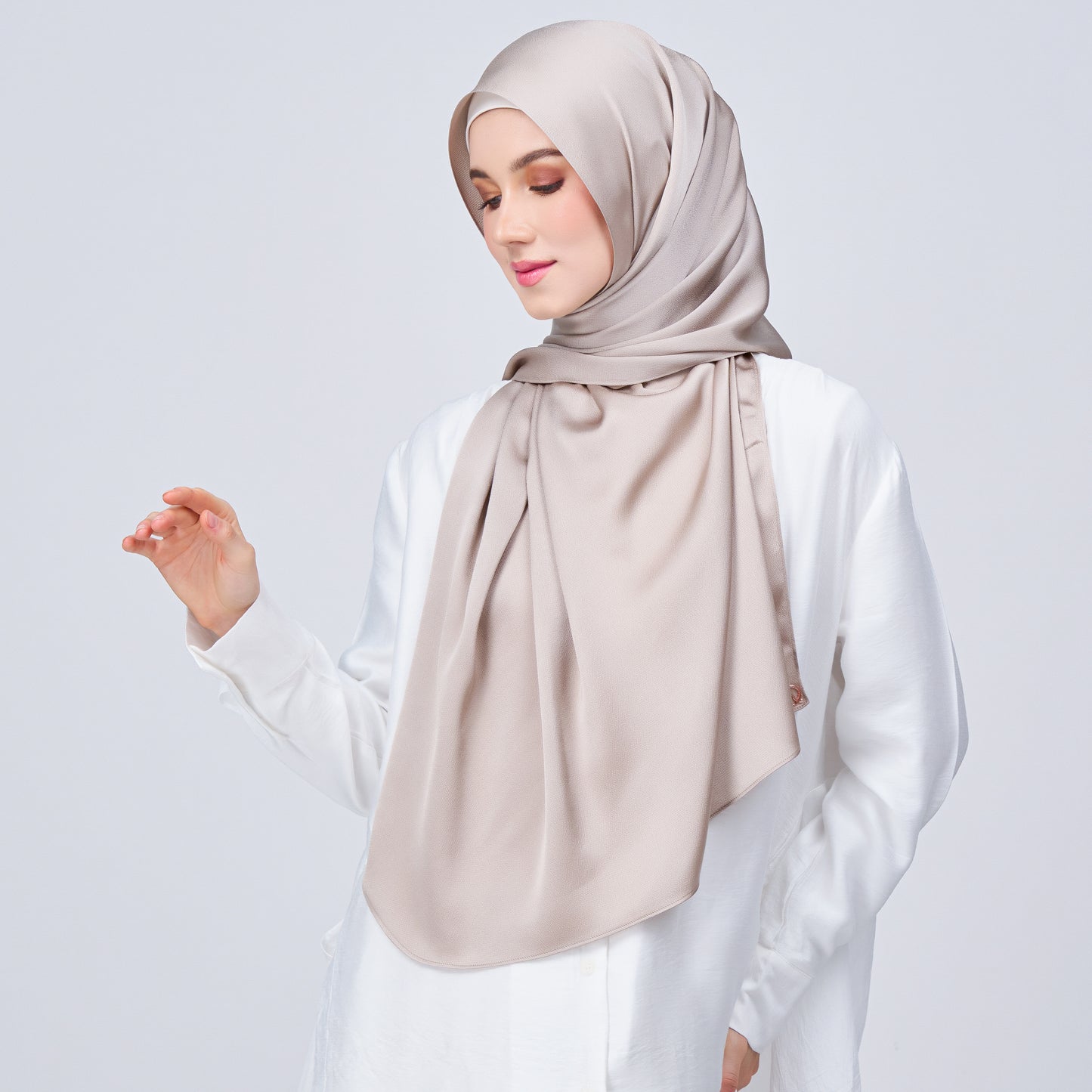 Instant Tag n' Go Shawl | Satin Bulle in Elegant Taupe