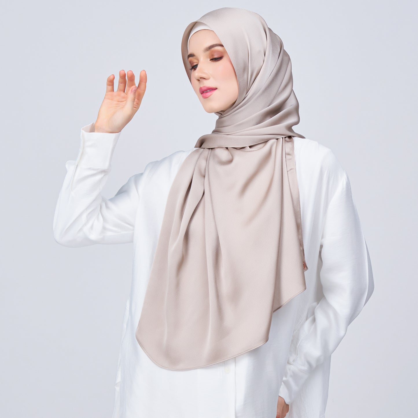 Instant Tag n' Go Shawl | Satin Bulle in Elegant Taupe