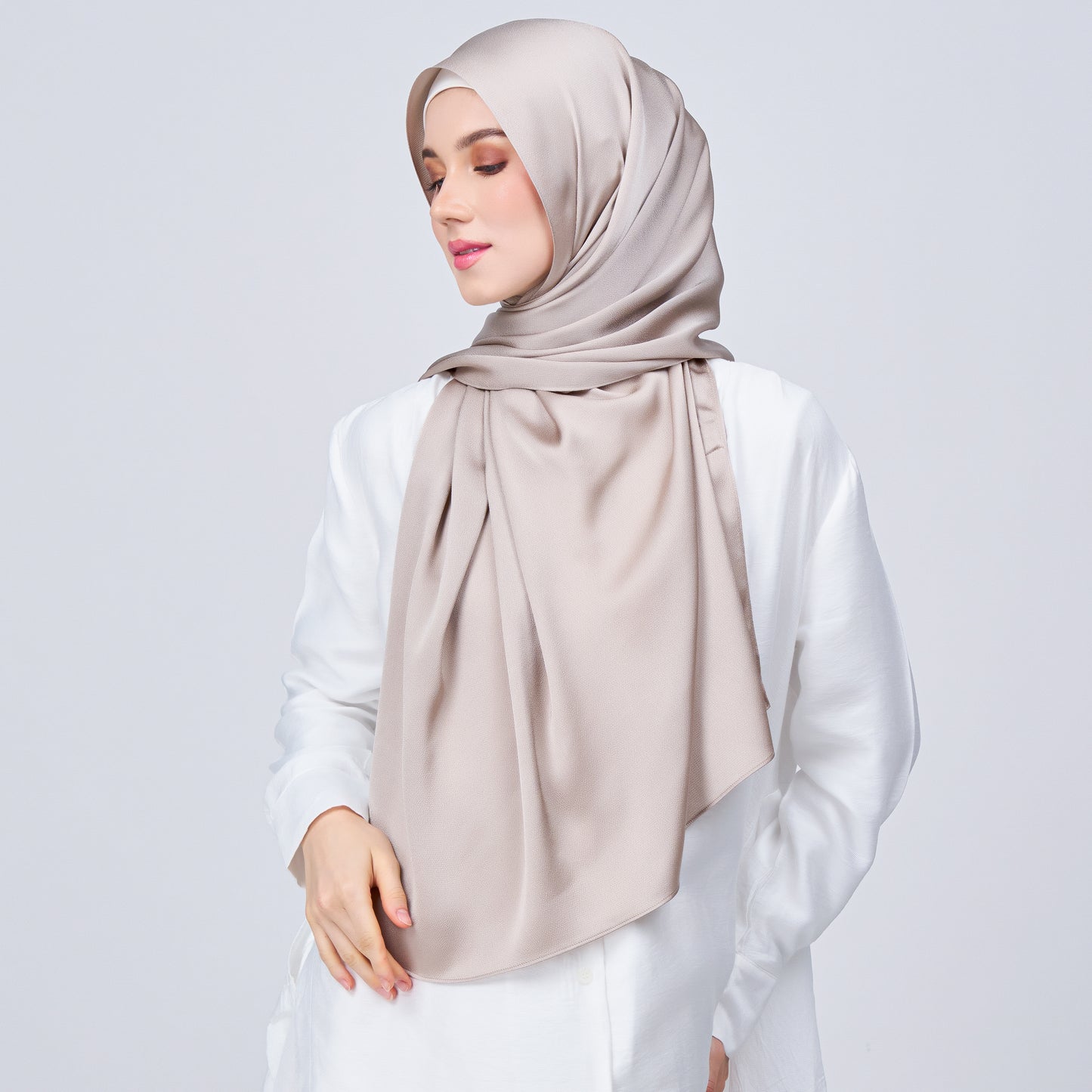 Instant Tag n' Go Shawl | Satin Bulle in Elegant Taupe