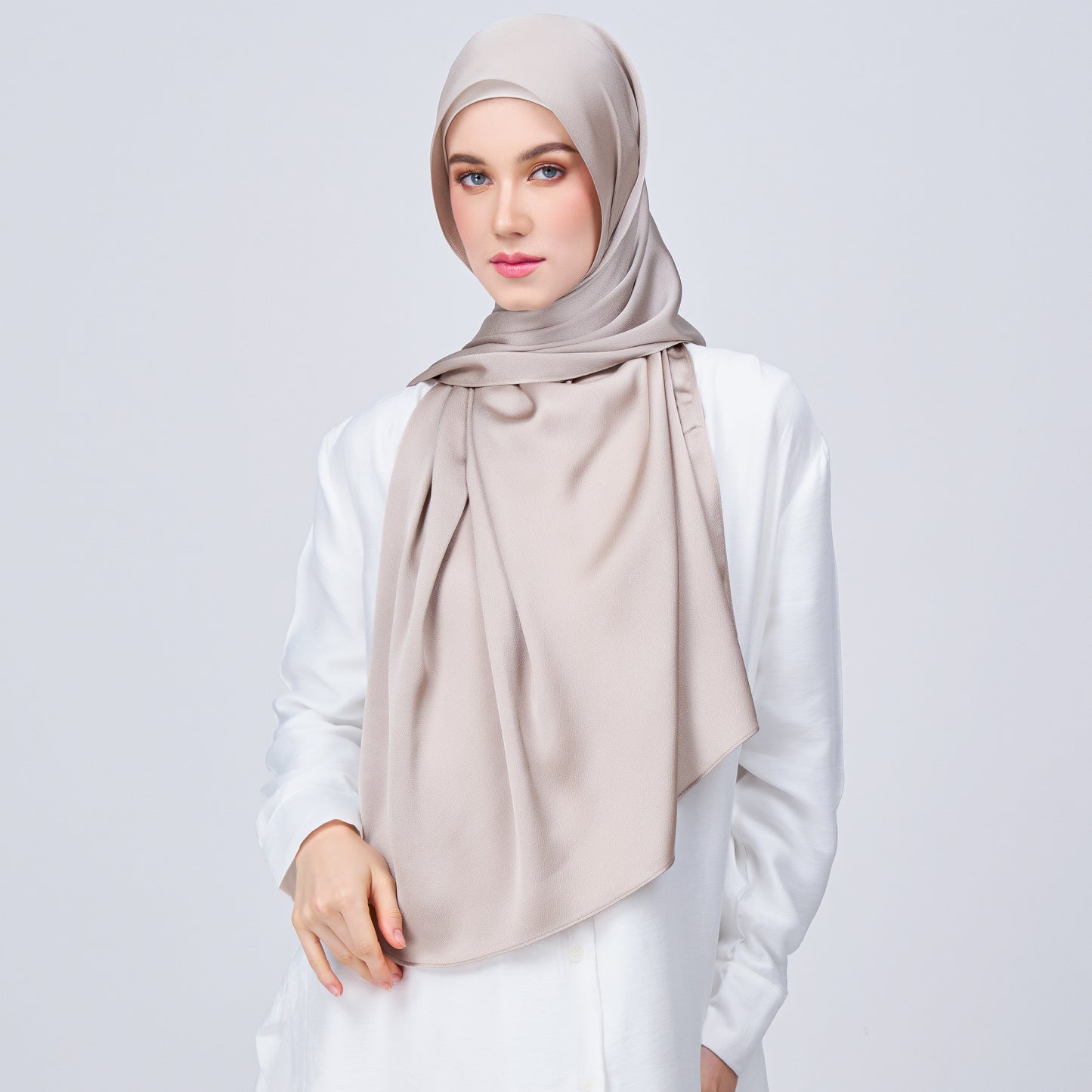 Instant Tag n' Go Shawl | Satin Bulle in Elegant Taupe