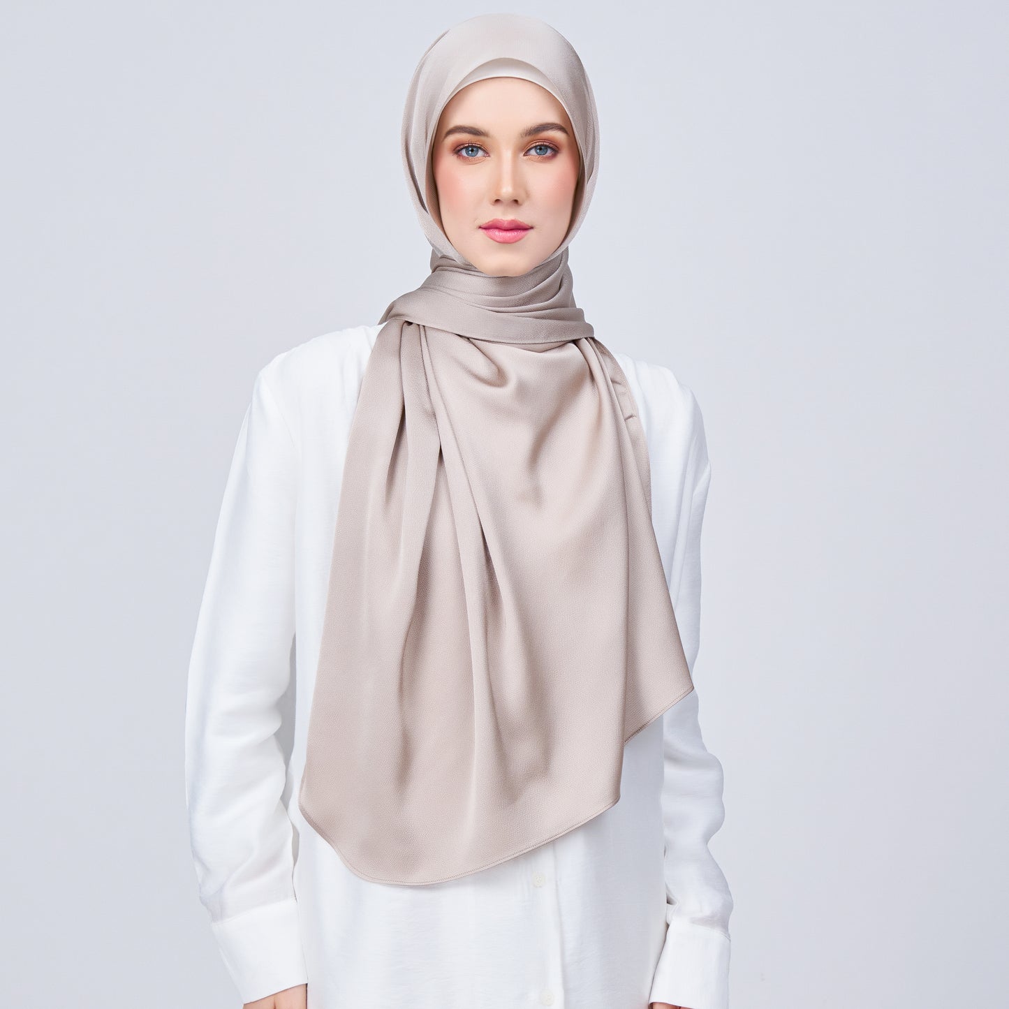 Instant Tag n' Go Shawl | Satin Bulle in Elegant Taupe
