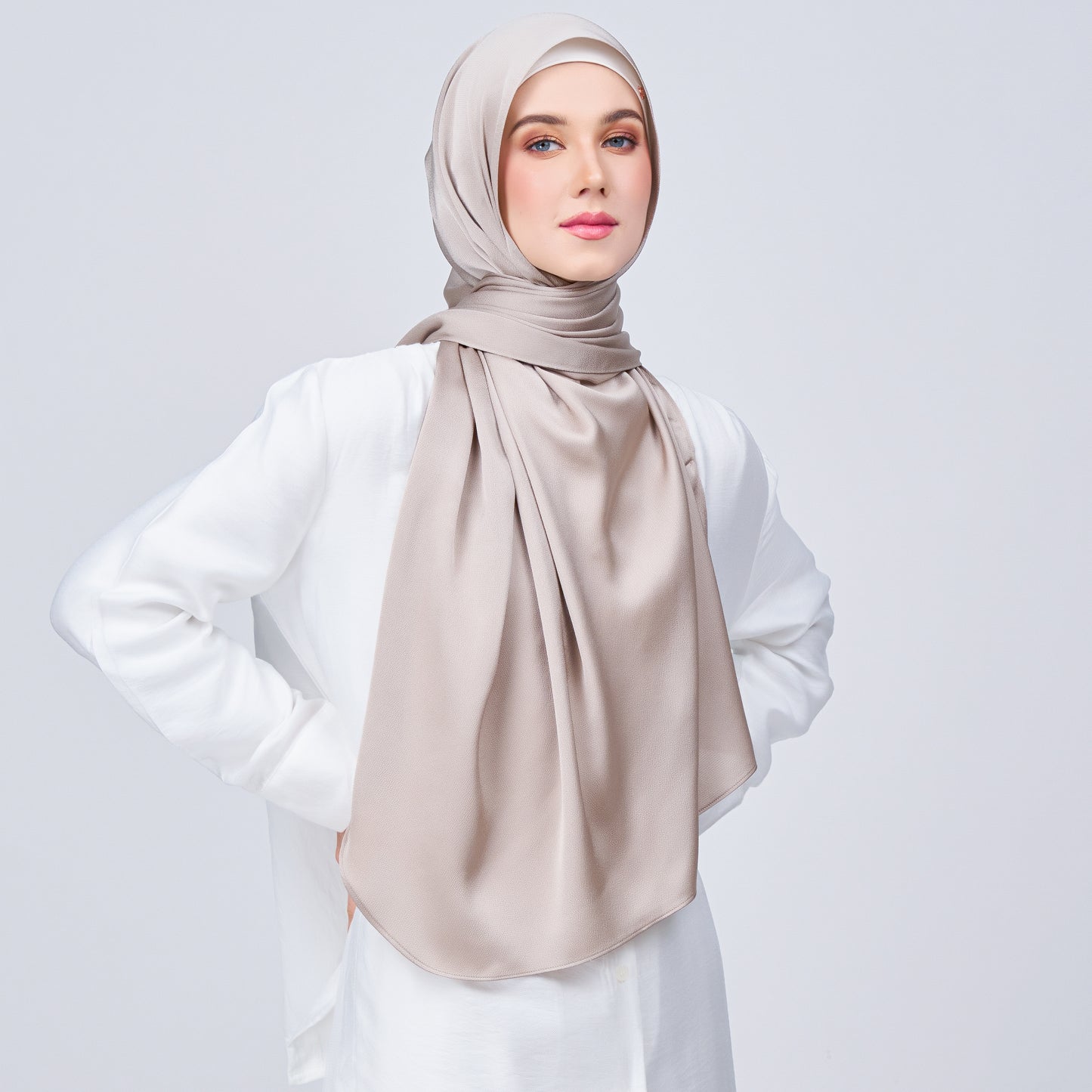 Instant Tag n' Go Shawl | Satin Bulle in Elegant Taupe