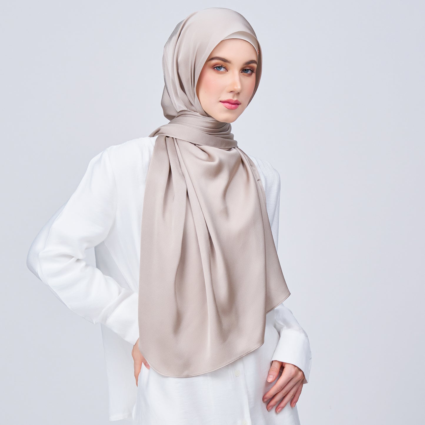 Instant Tag n' Go Shawl | Satin Bulle in Elegant Taupe