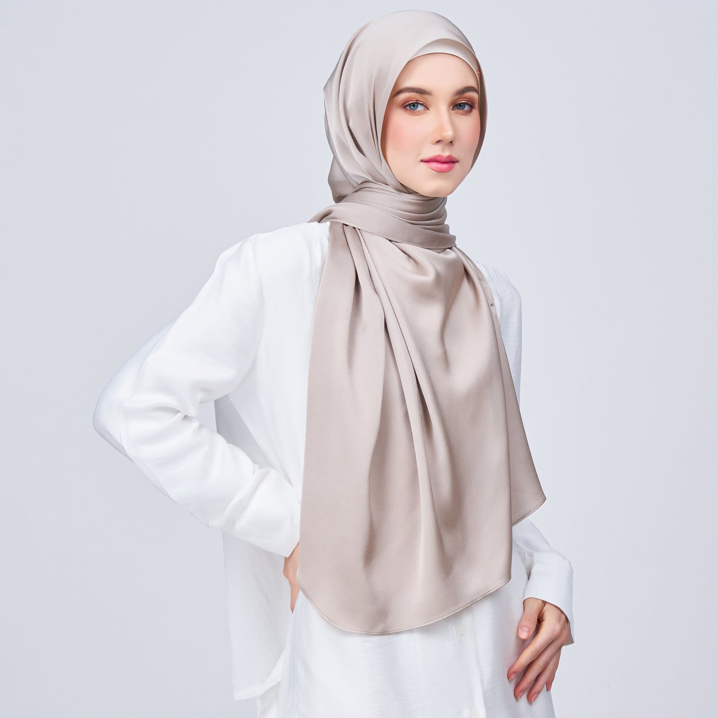 Instant Tag n' Go Shawl | Satin Bulle in Elegant Taupe