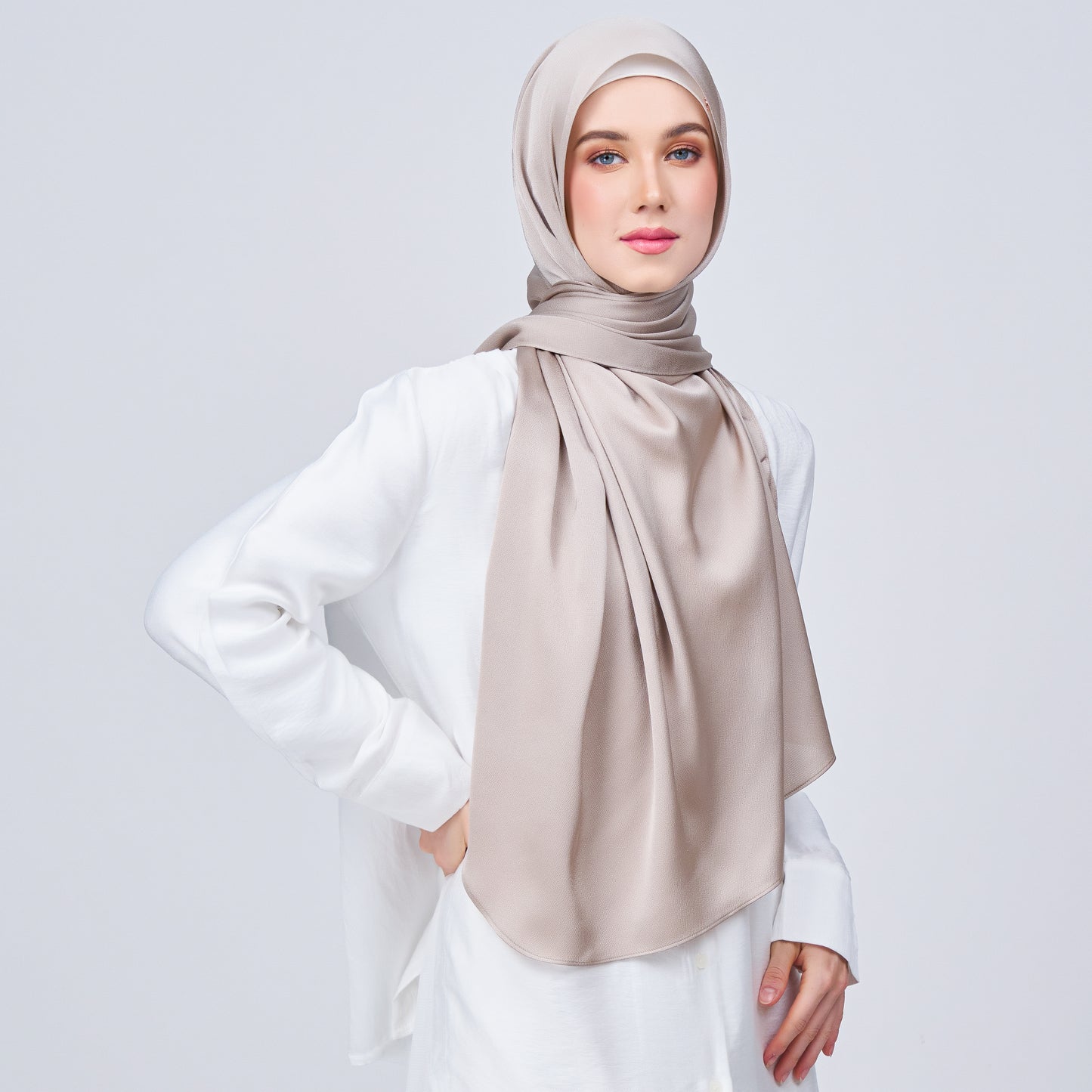 Instant Tag n' Go Shawl | Satin Bulle in Elegant Taupe