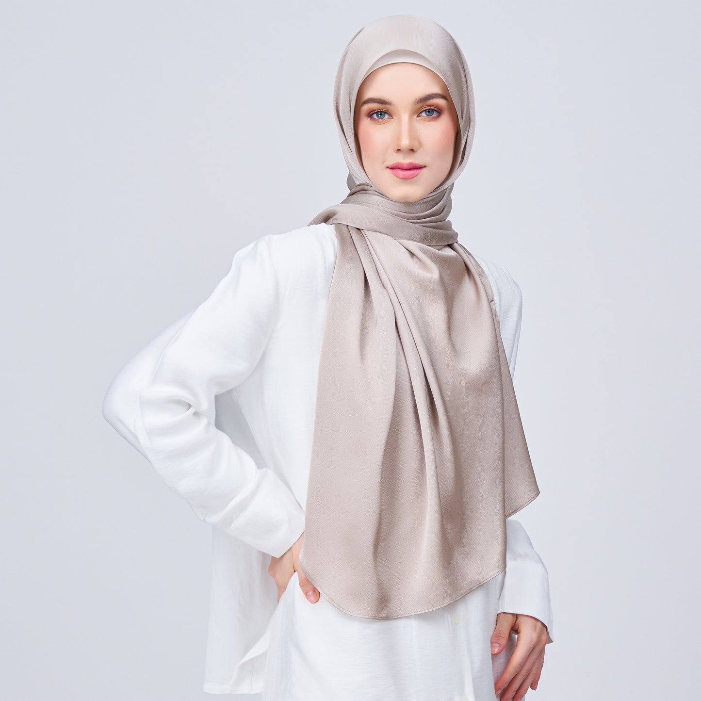Instant Tag n' Go Shawl | Satin Bulle in Elegant Taupe