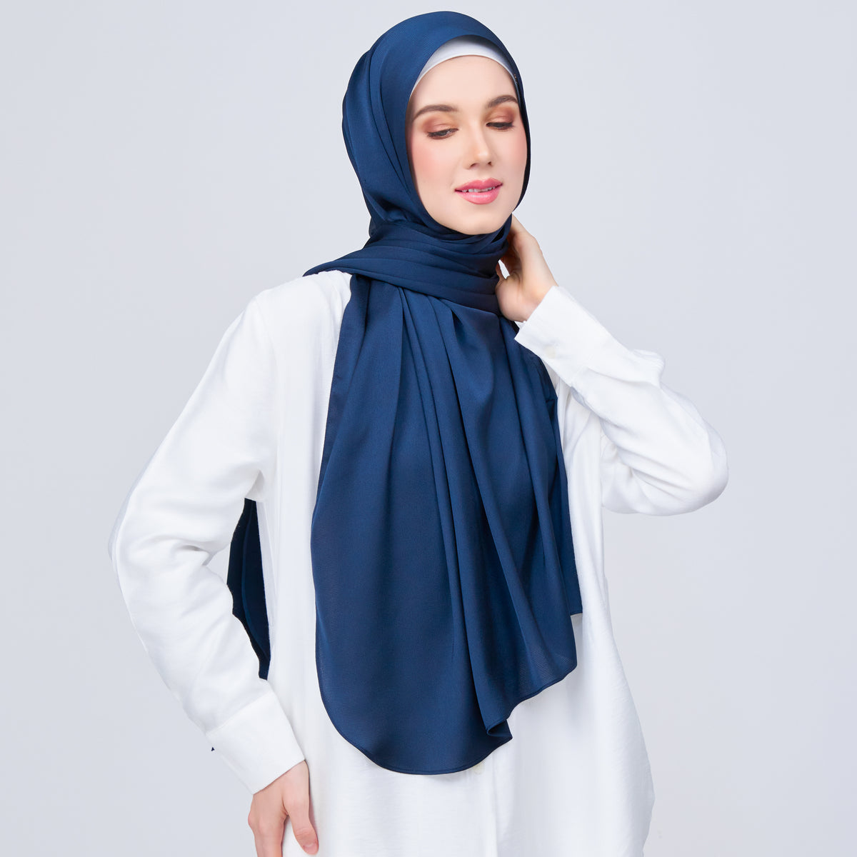 Instant Tag n' Go Shawl | Satin Bulle in Midnight Blue