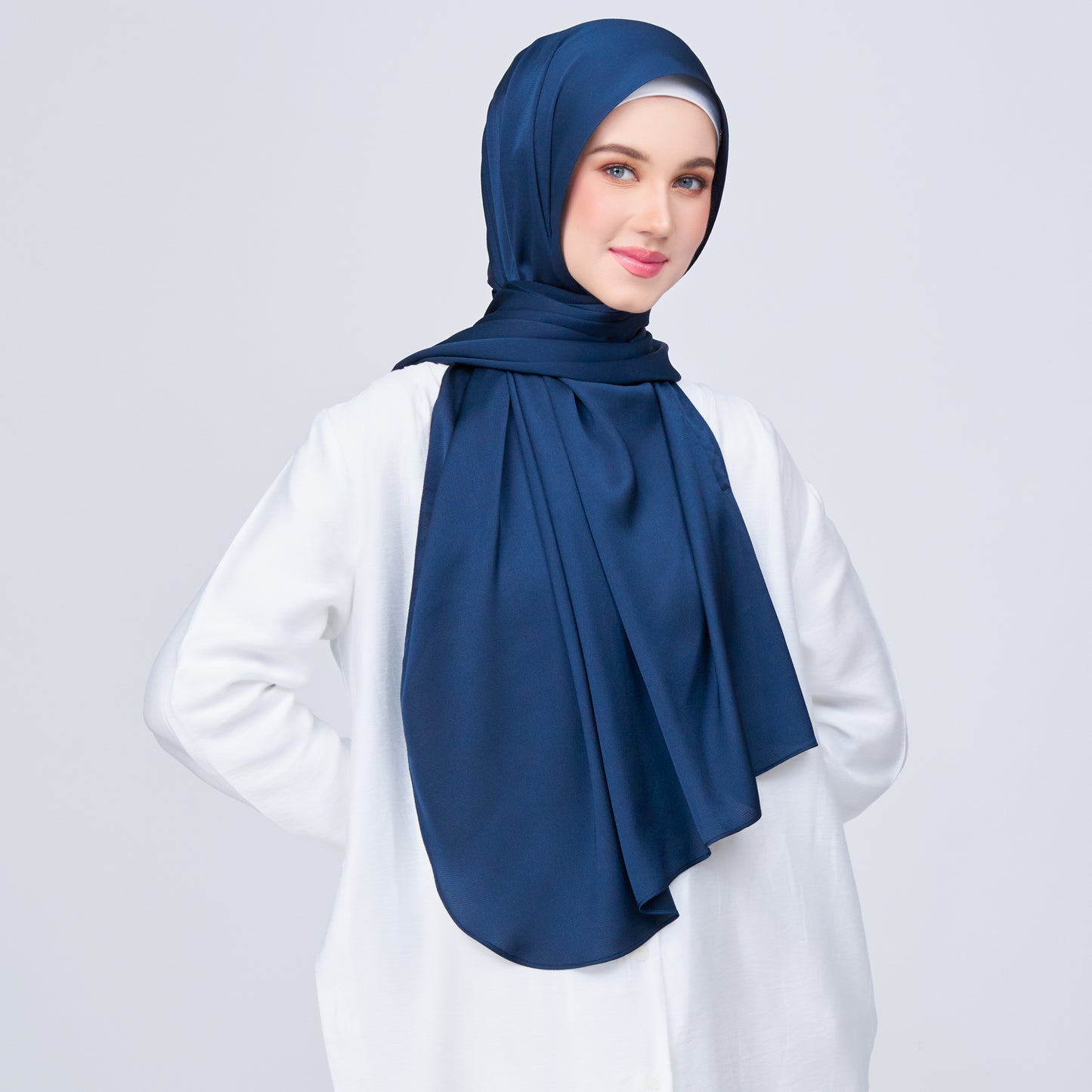 Instant Tag n' Go Shawl | Satin Bulle in Midnight Blue
