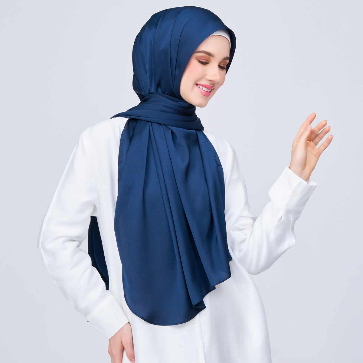 Instant Tag n' Go Shawl | Satin Bulle in Midnight Blue