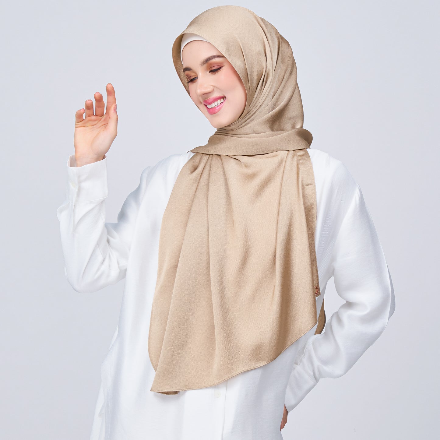 Instant Tag n' Go Shawl | Satin Bulle in Nude Chai