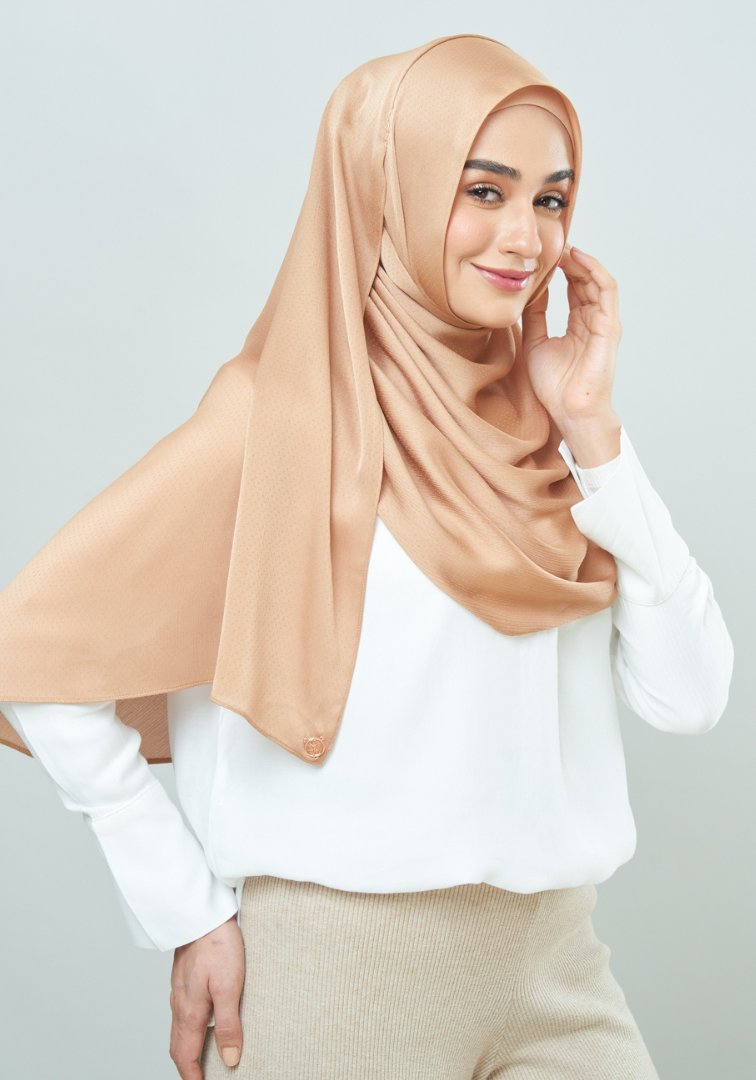 Lily Set in Golden Nude