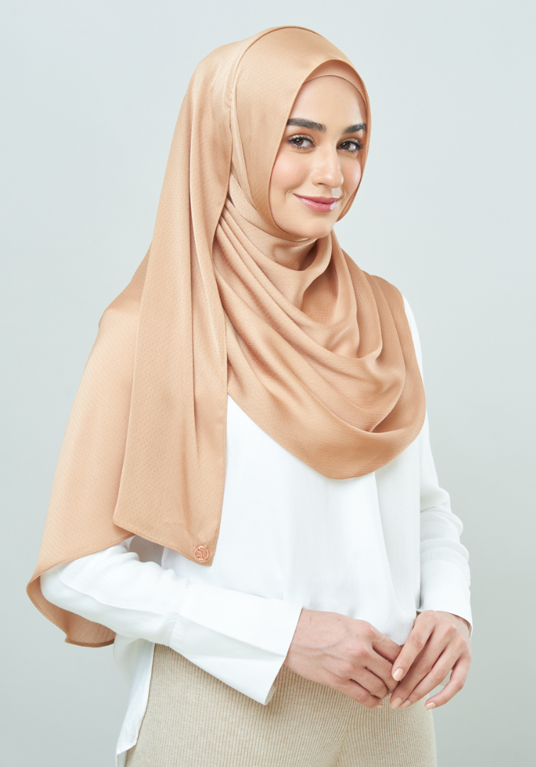 Lily Set in Golden Nude