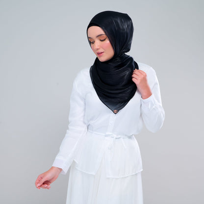 [As-Is] Raia Shawl | Ironless Shimmer in Black