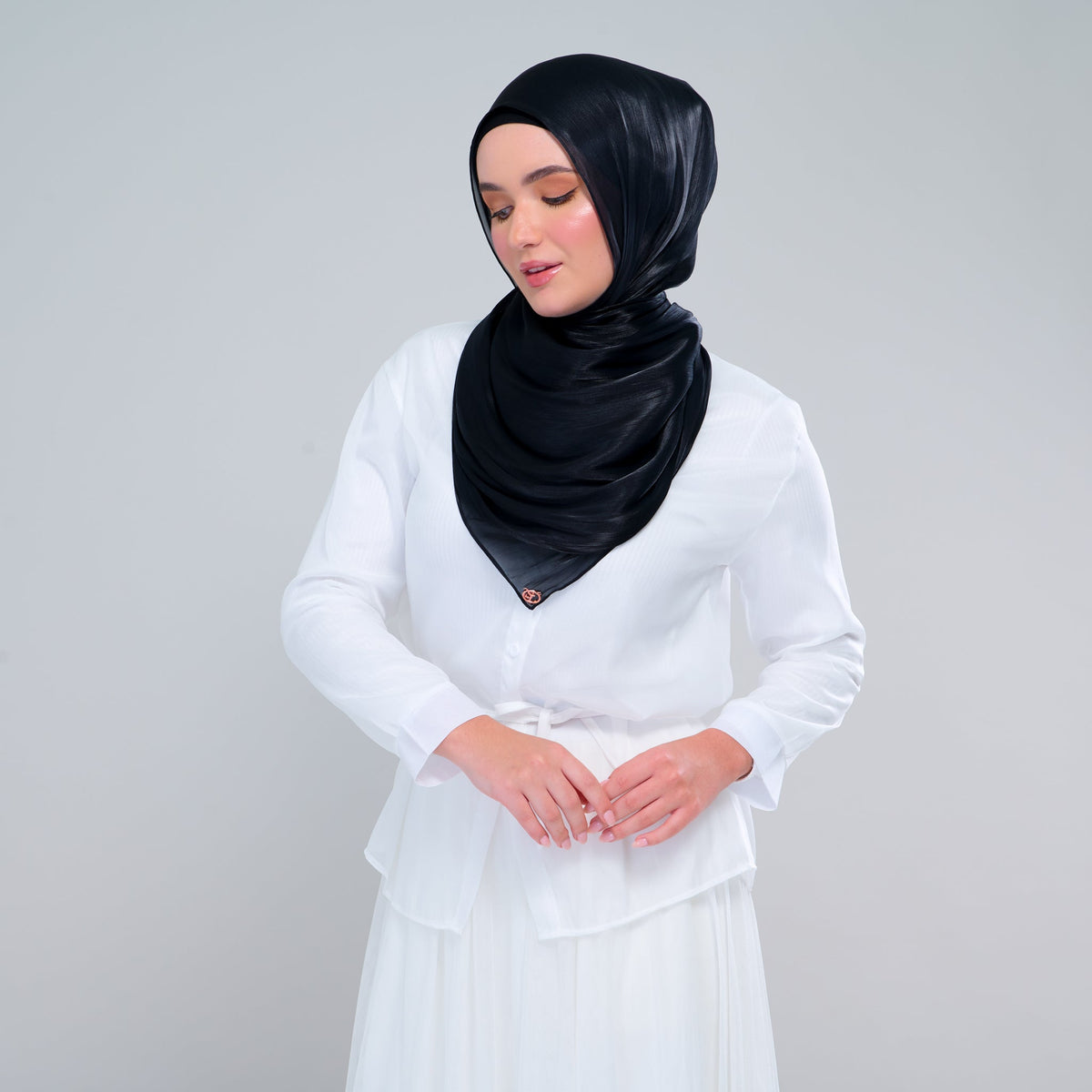 [As-Is] Raia Shawl | Ironless Shimmer in Black