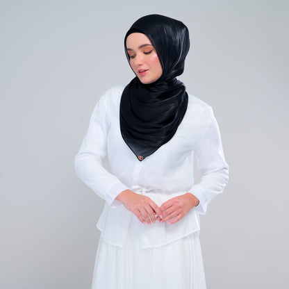 [As-Is] Raia Shawl | Ironless Shimmer in Black