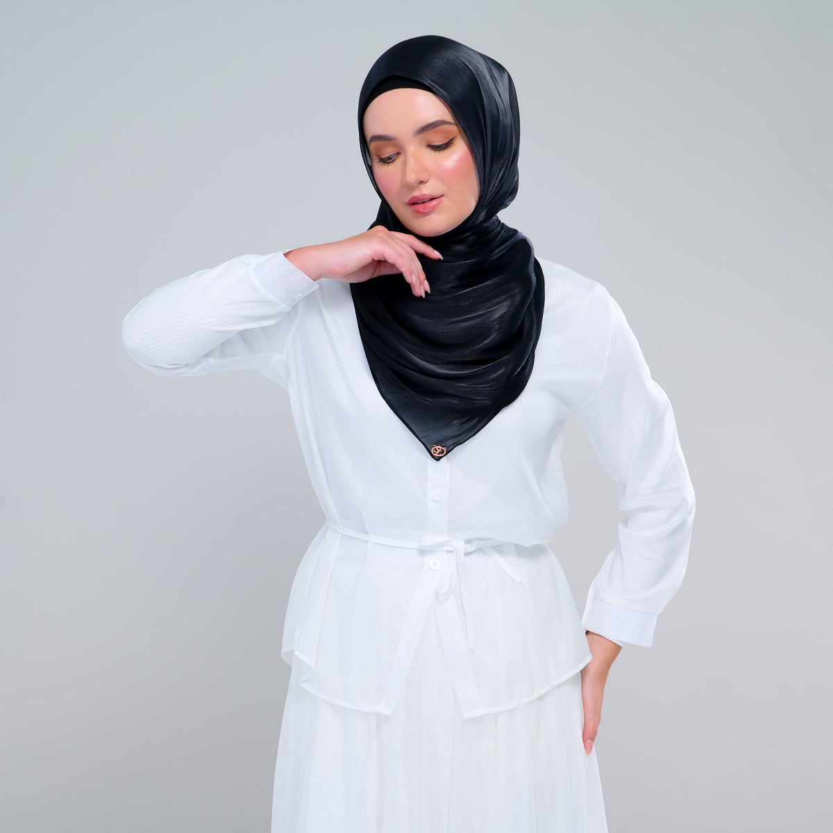 [As-Is] Raia Shawl | Ironless Shimmer in Black