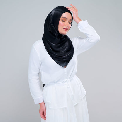 [As-Is] Raia Shawl | Ironless Shimmer in Black