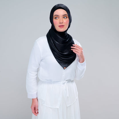 [As-Is] Raia Shawl | Ironless Shimmer in Black