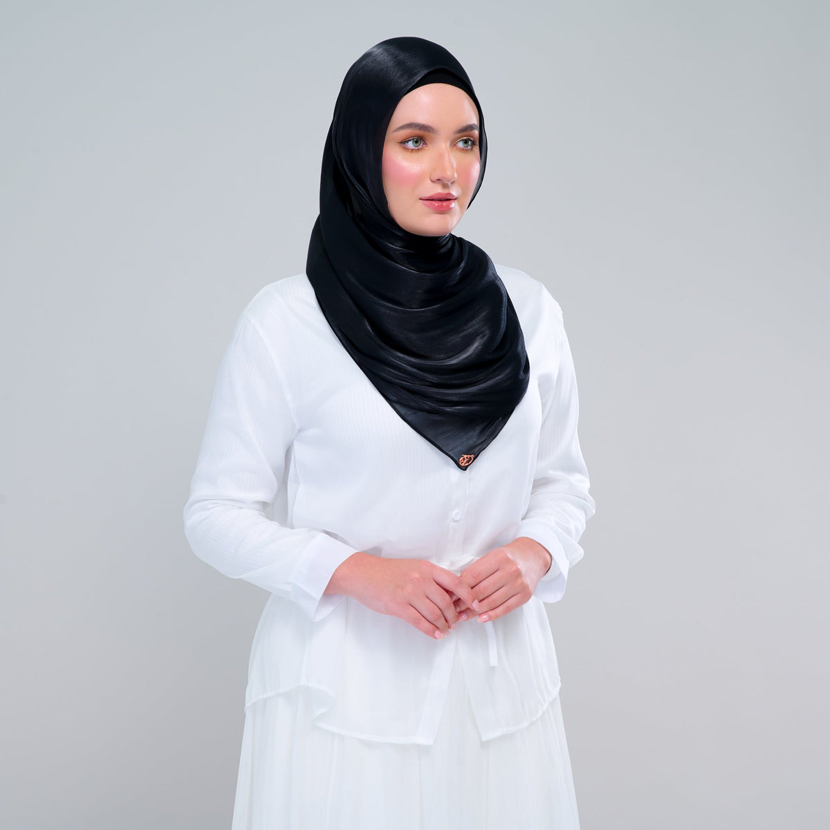 [As-Is] Raia Shawl | Ironless Shimmer in Black