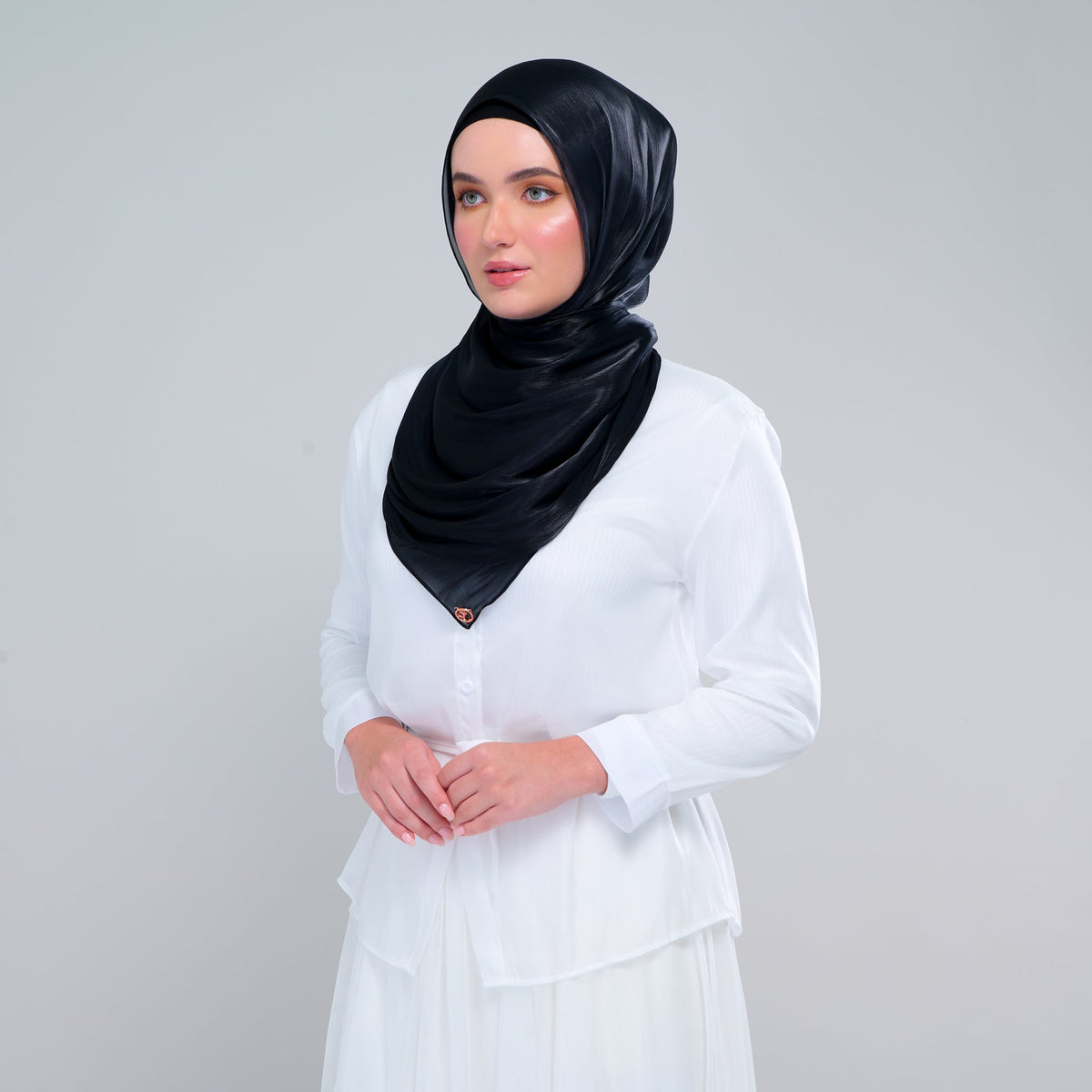[As-Is] Raia Shawl | Ironless Shimmer in Black