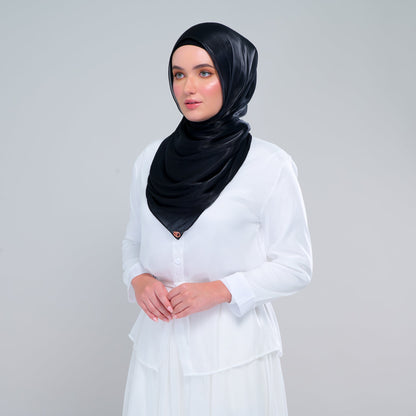 [As-Is] Raia Shawl | Ironless Shimmer in Black