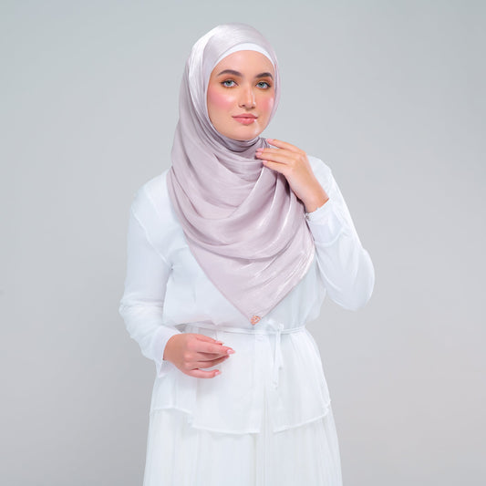 [As-Is] Raia Shawl | Ironless Shimmer in Classic Taupe