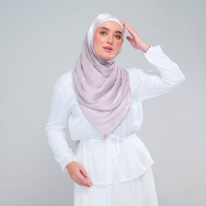 [As-Is] Raia Shawl | Ironless Shimmer in Classic Taupe