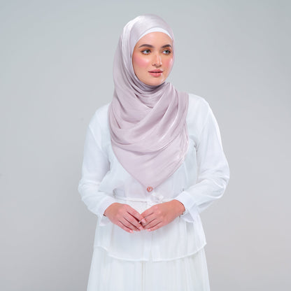 [As-Is] Raia Shawl | Ironless Shimmer in Classic Taupe