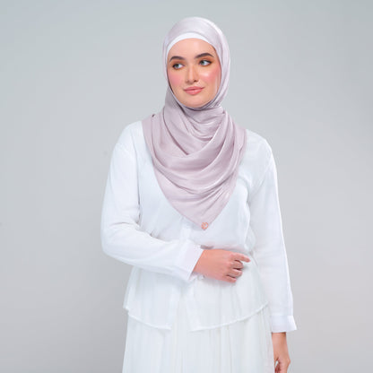 [As-Is] Raia Shawl | Ironless Shimmer in Classic Taupe
