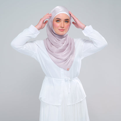 [As-Is] Raia Shawl | Ironless Shimmer in Classic Taupe
