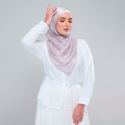 [As-Is] Raia Shawl | Ironless Shimmer in Classic Taupe
