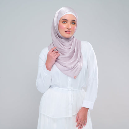 [As-Is] Raia Shawl | Ironless Shimmer in Classic Taupe