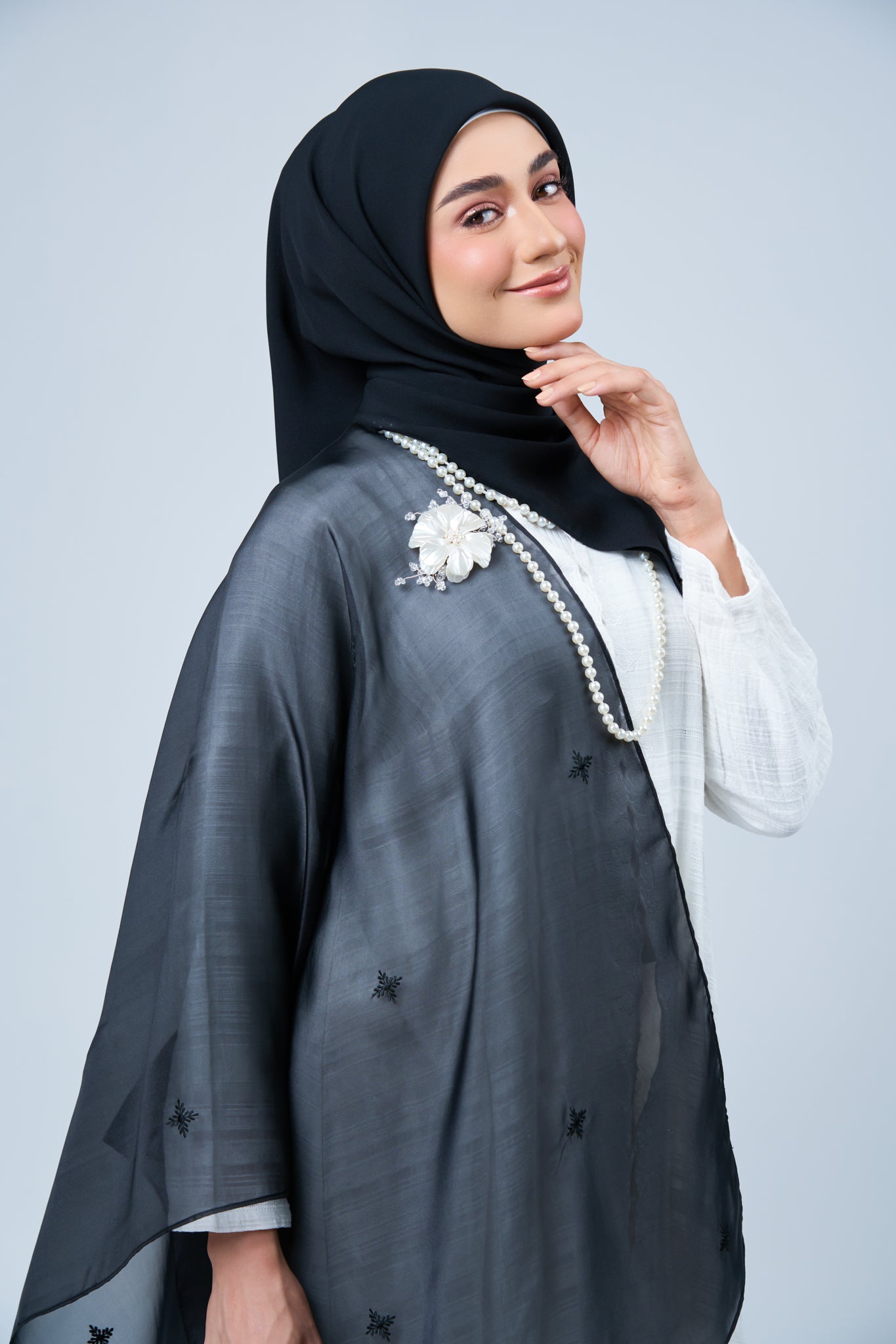 Selendang Rhea in Cempaka [Classic Black]