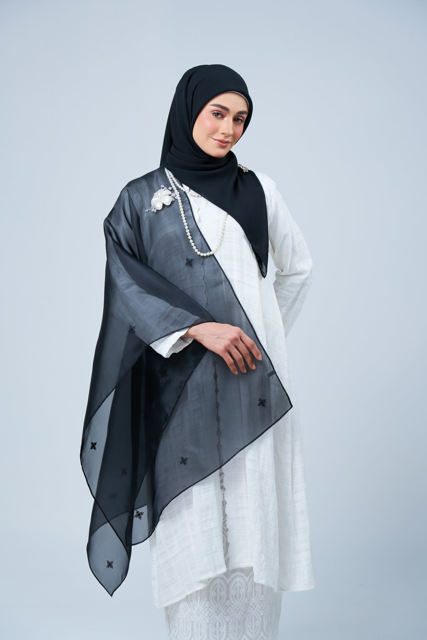 Selendang Rhea in Cempaka [Classic Black]