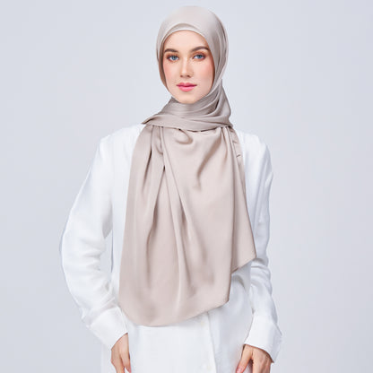 Instant Tag n' Go Shawl | Satin Bulle in Elegant Taupe