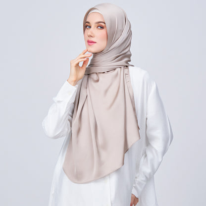 Instant Tag n' Go Shawl | Satin Bulle in Elegant Taupe