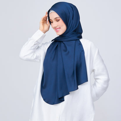 Instant Tag n' Go Shawl | Satin Bulle in Midnight Blue